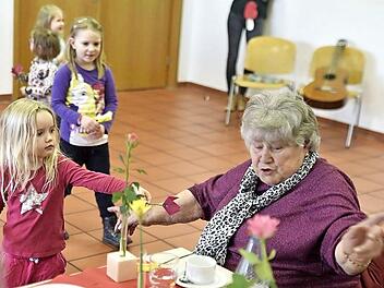 Eine selbstgebastelte Blume überreichten die Kinder der Kindertagesstätte "Unter der Burg"allen Teilnehmern des Jubiläumsseniorentages.