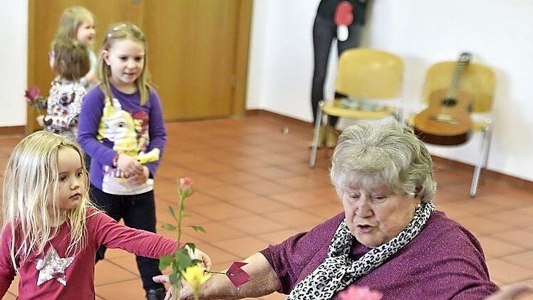 Eine selbstgebastelte Blume überreichten die Kinder der Kindertagesstätte "Unter der Burg"allen Teilnehmern des Jubiläumsseniorentages.