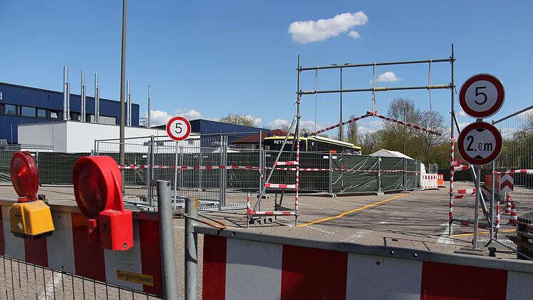 Ruhig war es am Freitagnachmittag im Corona-Testzentrum auf dem Parkplatz des Westbads in Alterlangen. Seit 30. März werden hier im Drive-In-Verfahren Abstriche von Verdachtsfällen   im Auto gemacht, allerdings nur auf Absprache mit dem Gesundheitsamt. Foto: Christian Bauriedel