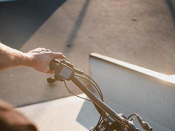 Unbekannter Dieb klaut teures E-Bike - Polizei sucht weitere Hinweise