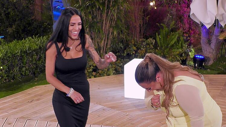 Elena und Sandra am&uuml;sieren sich &uuml;ber Alex B.'s Versprecher