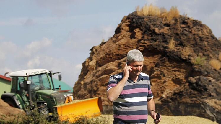Hermann Greif ist ständig am Mobiltelefon. Früher musste der Landwirt aus Pinzberg melken, heute muss er managen. Neben seiner Biogas-Anlage wachsen die Maisberge in den Himmel.   Fotos: Nikolas Pelke