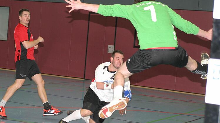 Kevin Aumüller (weißes Trikot) setzt sich am Kreis durch und trifft.