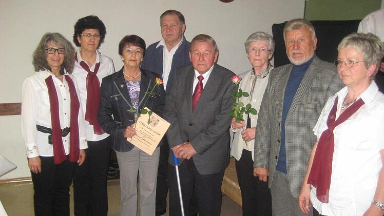 Bereits 40, 50 und 60 Jahre unterstützen sie den Verein durch ihre Mitgliedschaft. Mit auf dem Bild von links: Schriftführerin Gisela Schnappauf, 2.Vorsitzende Claudia Neubauer und Vorsitzende Maria Lindenberger (rechts).