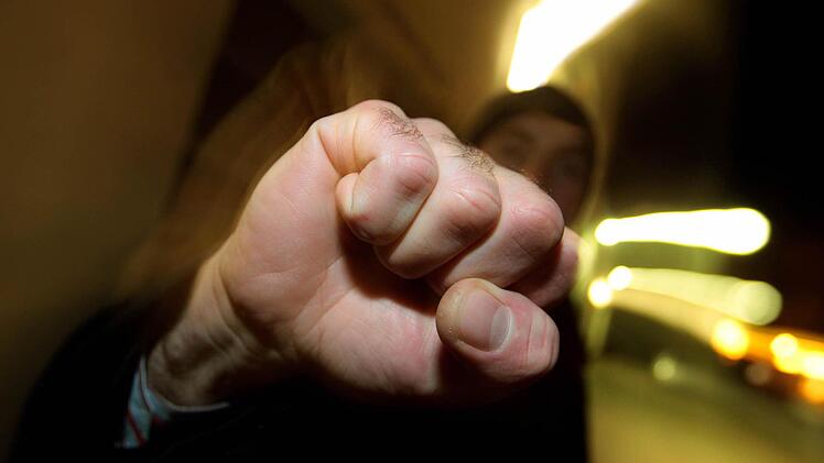 Eine erhobene und geballte Faust: Unter anderem wegen Körperverletzung muss sich derzeit ein 29-jähriger Höchstadter vor dem Landgericht Nürnberg-Fürth verantworten.  Foto: Karl-Josef Hildenbrand/dpa