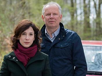 Die Schauspieler Sibel Kekilli (l) in ihrer Rolle der Kommissarin Sarah Brandt und Axel Milberg in seiner Rolle des Kommissar Klaus Borowski im neuen Kieler Tatort «Borowski und der Himmel über Kiel». Foto: Christine Schröder/NDR/dpa