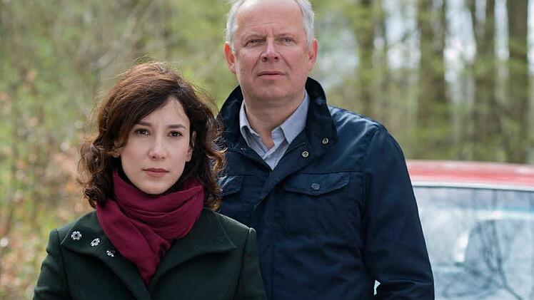 Die Schauspieler Sibel Kekilli (l) in ihrer Rolle der Kommissarin Sarah Brandt und Axel Milberg in seiner Rolle des Kommissar Klaus Borowski im neuen Kieler Tatort «Borowski und der Himmel über Kiel». Foto: Christine Schröder/NDR/dpa