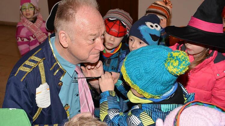 Kindergartenkinder stürmten am Altweiberfasching das Münnerstädter Rathaus. Foto: Björn Hein