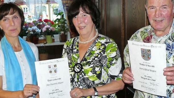 Franziska und Alfred Neupert freuten sich bei der Halbjahresfeier über die Verleihung der Goldenen FSB-Ehrennadel für 40-jähriges Singen im Chor des Gesangvereins "Liederkranz" Stadtsteinach. Unser Bild zeigt (von links) Vorsitzende Renate Günther zusammen mit den beiden ausgezeichneten Aktiven. Foto: Klaus-Peter Wulf