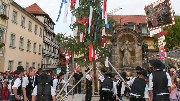 Jetzt haben die Sicherheitsauflagen auch das traditionelle Baumaufstellen vor St. Elisabeth erreicht: Der ursprünglich 17 Meter lange Baum musste gestern auf 6,50 Meter gekürzt werden. Fotos: RiegerPress