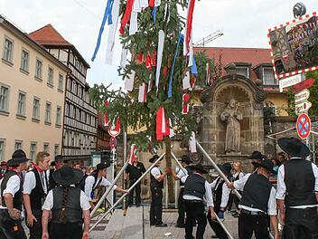 Jetzt haben die Sicherheitsauflagen auch das traditionelle Baumaufstellen vor St. Elisabeth erreicht: Der urspr&uuml;nglich 17 Meter lange Baum musste gestern auf 6,50 Meter gek&uuml;rzt werden. Fotos: RiegerPress