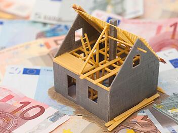 Die Finanzierung des Eigenheims und Bausparverträge interessieren Bankkunden. Symbolfoto: Andrea Warnecke/dpa