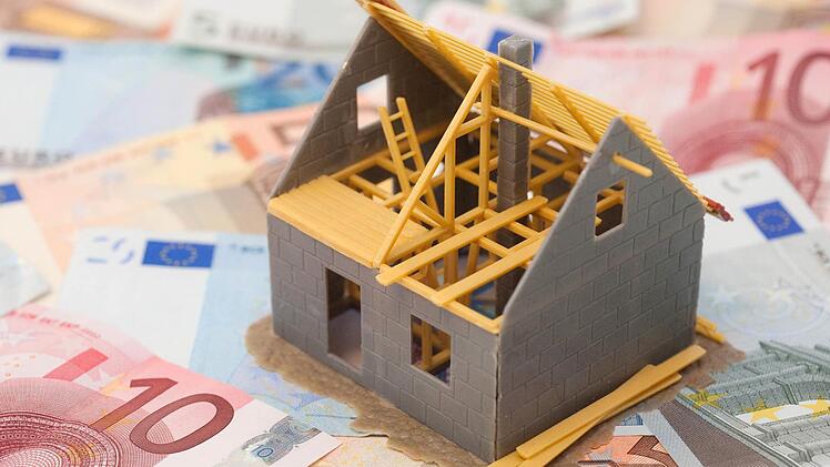 Die Finanzierung des Eigenheims und Bausparverträge interessieren Bankkunden. Symbolfoto: Andrea Warnecke/dpa