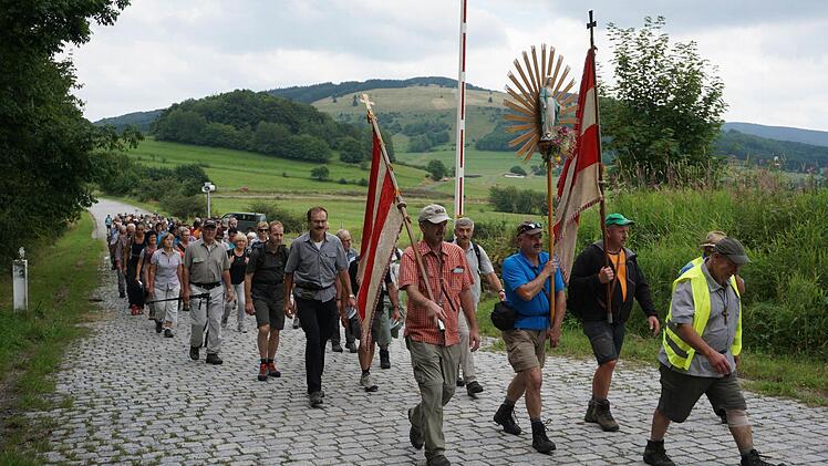 Schranke auf: Für die Wegfurter Wallfahrer öffnet sich einmal im Jahr die Schranke zum Truppenübungsplatz Wildflecken.  Foto: Marion Eckert