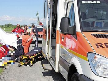 Notärzte und Sanitäter kümmerten sich um den Mann, nachdem er sich am Vatertag im Mai 2015 auf einem Schotterweg Richtung Recheldorf (Gemeinde Untermerzbach) schwer verletzt hatte. Sogar ein Rettungshubschrauber (im Hintergrund zu erkennen) war angefordert worden, wurde aber letztlich nicht benötigt. Das Geschehen wurde jetzt vor dem Amtsgericht in Haßfurt aufgearbeitet. Foto: Ralf Kestel/Archiv