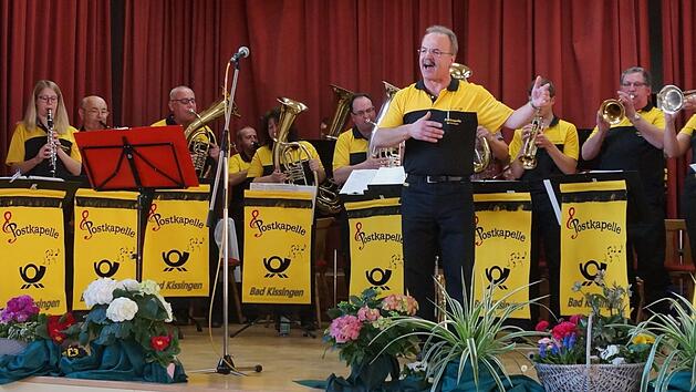 Die Postkapelle Bad Kissingen sorgte f&uuml;r Begeisterung in der vollen Mehrzweckhalle in Oberthulba. Foto: Marcus Leitner