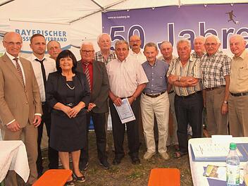 Eine besondere Auszeichnung erhielten die Gründungsmitglieder; hier mit (von links) Landrat Wilhelm Schneider, SC-Vorsitzender Matthias Fischer, 1. Bürgermeisterin Gertrud Bühl und BFV-Ehrenamtsbeauftragten Edgar Hederich sowie stellvertretendem SC-Vorsitzenden Alfred Mock (rechts). Foto: Güther Geiling