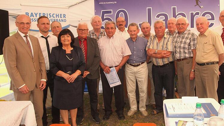 Eine besondere Auszeichnung erhielten die Gründungsmitglieder; hier mit (von links) Landrat Wilhelm Schneider, SC-Vorsitzender Matthias Fischer, 1. Bürgermeisterin Gertrud Bühl und BFV-Ehrenamtsbeauftragten Edgar Hederich sowie stellvertretendem SC-Vorsitzenden Alfred Mock (rechts). Foto: Güther Geiling