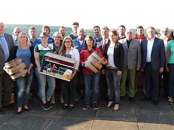 Im Bild die Vertreter der Vereine mit BFV-Bezirksvorsitzenden Karlheinz Bram (links) und von rechts Senior-Produktmanagerin Brigit Reichardt und Bezirksspielleiter Gerd Schwan sowie Landrat Klaus Peter Söllner, OB Henry Schramm und BLSV-Kreisvorsitzender Lothar Seyfferth. Foto: Werner Reißaus