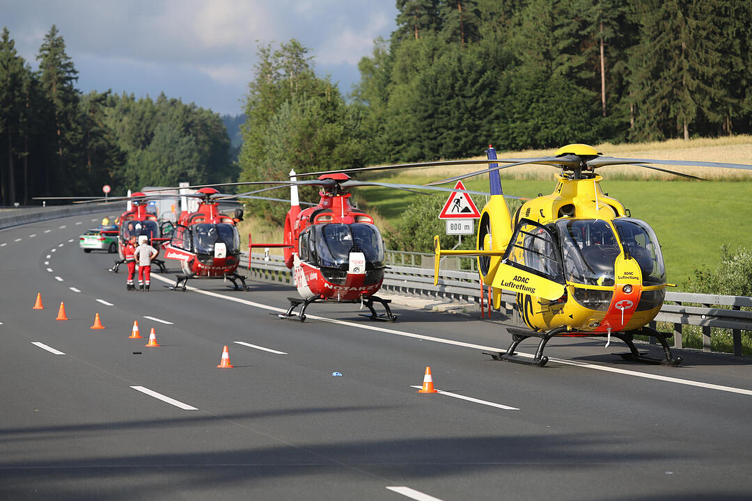 Brennender Reisebus nach Verkehrsunfall - Nach ersten Angaben mehrere Personen verletzt, zum Teil wohl auch schwer – Autobahn komplett gesperrt – Großaufgebot an Einsatzkräften vor Ort – Vier Rettungshubschrauber auf der Autobahn gelandet