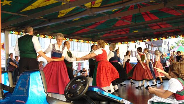 Die Autoscooterbahn wird zur Tanzfläche: Die Erwachsenen des Fränkische-Schweiz-Vereins schwingen das Tanzbein. Auch die Kindervolkstanzgruppe hatte ihren Auftritt. Foto: Petra Malbrich