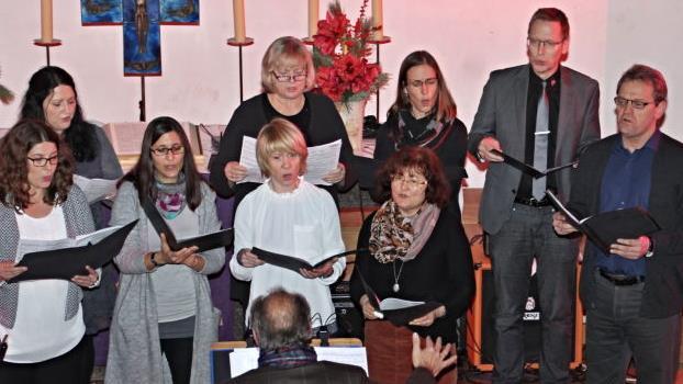Der Lehrerchor mit Dirigent Bernd Schmidt und Realschulrektor Hartmut Weis (hinten, rechts) Helmut Will