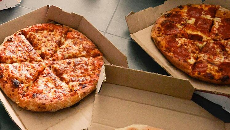 Als ein Pizzalieferant am Freitagabend in Würzburg für wenige Minuten nicht aufpasste, wurden aus seinem Auto drei gut gefüllte Thermoboxen mit Speisen geklaut. Symbolfoto: unsplash.com/Evelyn