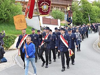 Ein langer Festzug führte beim Feuerwehrjubiläum durch Pommer. Fotos: Petra Malbrich