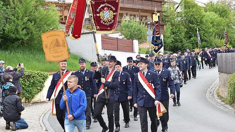 Ein langer Festzug führte beim Feuerwehrjubiläum durch Pommer. Fotos: Petra Malbrich