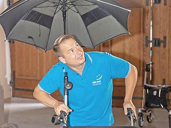 Lars Gemmer bei seinem humorvollen und anschaulichen Vortrag &uuml;ber den Rollator. Der Experte gab viele Tipps und Hinweise.  Foto: Rudolf Hein