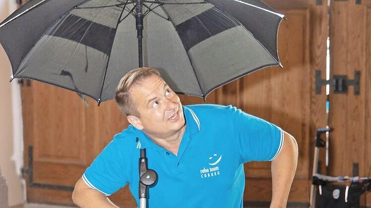 Lars Gemmer bei seinem humorvollen und anschaulichen Vortrag über den Rollator. Der Experte gab viele Tipps und Hinweise.  Foto: Rudolf Hein