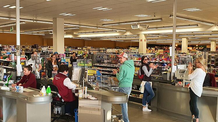Einfach mal Danke! Auf die Aufforderung von Michaela Eirich hin, schlossen sich die Kunden im Edeka-Markt spontan dem Klatschen an, um ihre Anerkennung auszudrücken. Besonders für die Kassiererinnen, denn die sind täglich der Ansteckungsgefahr durch den Corona-Virus ausgesetzt. Und dieser Dank darf weitergefasst werden und richtet sich an alle Mitarbeiter in den Läden des täglichen Bedarfs, die jetzt für die Menschen noch geöffnet haben.Brigitte Krause