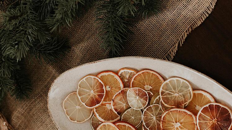 Orangen- und Apfelscheiben für ein weihnachtliches Aroma