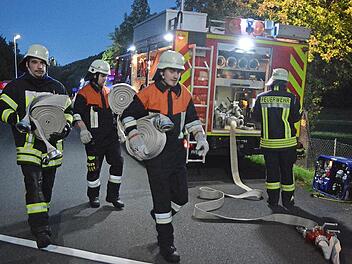 Schläuche werden zum Einsatzort transportiert.