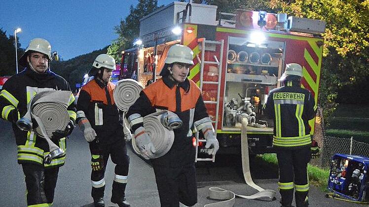 Schläuche werden zum Einsatzort transportiert.