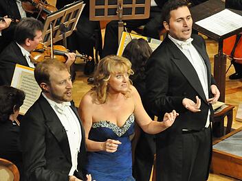 "Ja das Studium der Weiber ist schwer", fand nicht nur der Komponist Franz Lehárs in seiner Operette "Die lustige Witwe", sondern auch Bryan Rothfuß, Iva Simon und Onur Ertür .Foto: Peter Klopf