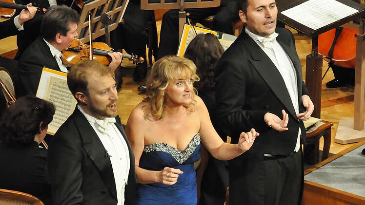 "Ja das Studium der Weiber ist schwer", fand nicht nur der Komponist Franz Lehárs in seiner Operette "Die lustige Witwe", sondern auch Bryan Rothfuß, Iva Simon und Onur Ertür .Foto: Peter Klopf