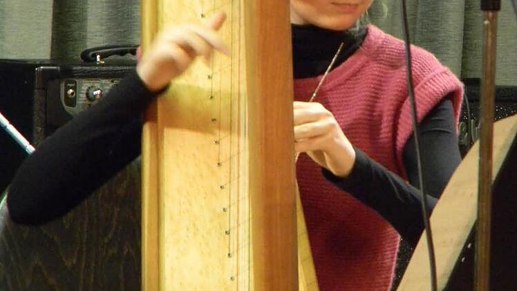 Katharina Knöberlein an der Harfe