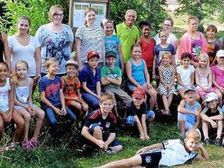 Diese Kinder machten bei der Sander Ferienbetreuung eine Erkundungstour zu den Sander Seen und zum Gewässerlehrpfad rund um den idyllischen Obermain. Mit im Bild sind die Betreuer sowie Vertreter der Gemeinde und der Vereine.  Foto: Alfons Beuerlein