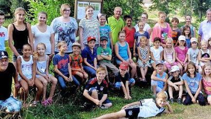 Diese Kinder machten bei der Sander Ferienbetreuung eine Erkundungstour zu den Sander Seen und zum Gewässerlehrpfad rund um den idyllischen Obermain. Mit im Bild sind die Betreuer sowie Vertreter der Gemeinde und der Vereine.  Foto: Alfons Beuerlein