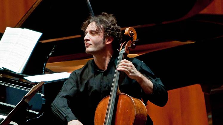 Der Cellist Nicolaus Altstaedt beim Gastspiel im Coburger Kongresshaus.Foto: Jochen Berger