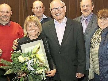 Claudia Scheichenost (Zweite von links) wurde vom Vorsitzenden Gerold Hümmer (Vierter von links) geehrt. Mit der aktiven Sängerin freuten sich die Chorleiter Thomas Günther, Horst Angermüller, Bürgermeister Udo Siegel und die Gruppenvorsitzende Edeltraud Obermüller (hinten von links).  Foto: Michael Stelzner