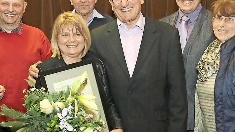 Claudia Scheichenost (Zweite von links) wurde vom Vorsitzenden Gerold Hümmer (Vierter von links) geehrt. Mit der aktiven Sängerin freuten sich die Chorleiter Thomas Günther, Horst Angermüller, Bürgermeister Udo Siegel und die Gruppenvorsitzende Edeltraud Obermüller (hinten von links).  Foto: Michael Stelzner