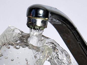 Noch ist nicht geklärt, wo Kupferberg langfristig sein Trinkwasser bezieht. Symbolfoto: Jochen Eckel/dpa