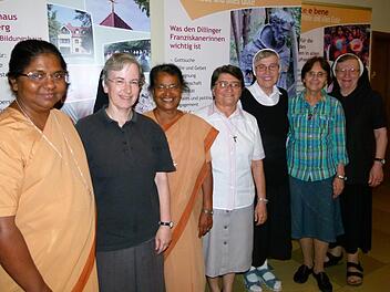 Die internationale Schwesterngemeinschaft im Bamberger Montanahaus der Dillinger Franziskanerinnen. Von links die Provinzoberinnen Mercy, Martina, Paulit, Flavia, Generaloberin Roswitha, Sueli und Ann Marie  Foto: Marion Krüger-Hundrup