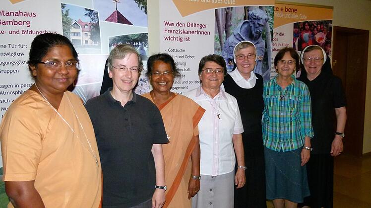 Die internationale Schwesterngemeinschaft im Bamberger Montanahaus der Dillinger Franziskanerinnen. Von links die Provinzoberinnen Mercy, Martina, Paulit, Flavia, Generaloberin Roswitha, Sueli und Ann Marie  Foto: Marion Krüger-Hundrup