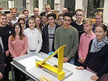 Sch&uuml;ler des Ernestinums haben zusammen mit Hochschul-Vertretern und Auszubildenden das elektronische Spiel entwickelt.  Foto: M. B&ouml;gelein