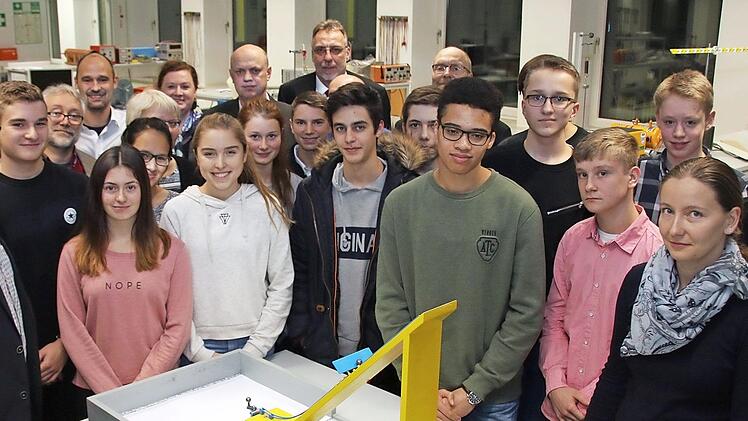 Sch&uuml;ler des Ernestinums haben zusammen mit Hochschul-Vertretern und Auszubildenden das elektronische Spiel entwickelt.  Foto: M. B&ouml;gelein