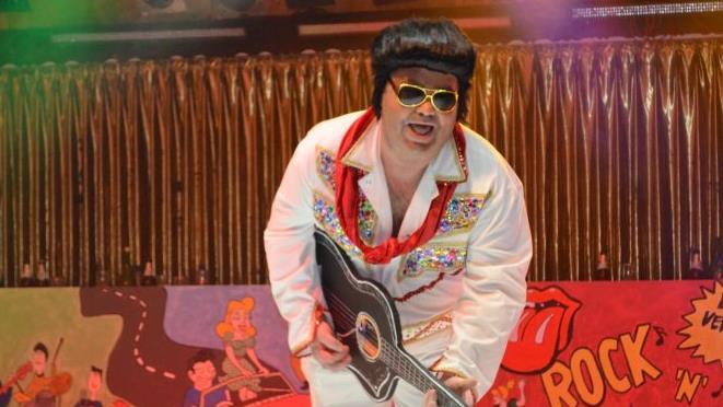 Elvis Presley lebt, zumindest in Zell. Holger Betz imitierte den Weltstar in perfekter Art und Weise.
