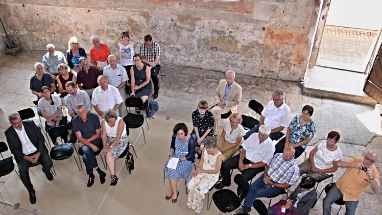 Sie waren zur Eröffnung der erweiterten Ausstellung und zum 25jährigen Bestehen des Fördervereins in die Synagoge nach Memmelsdorf gekommen. Vorne rechts Bürgermeister Helmut Dietz und rechte Bildhälfte von links: Heike Tagsold und Vorsitzende Iris Wild. Helmut Will